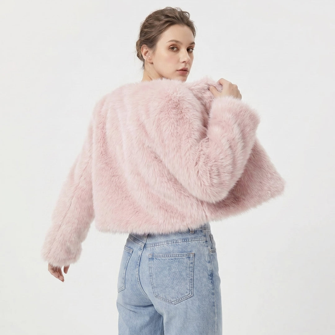 Carla Damen Cropped-Jacke für den Herbst. Verleiht jedem Outfit eine elegante Note. Modische Übergangsjacke.