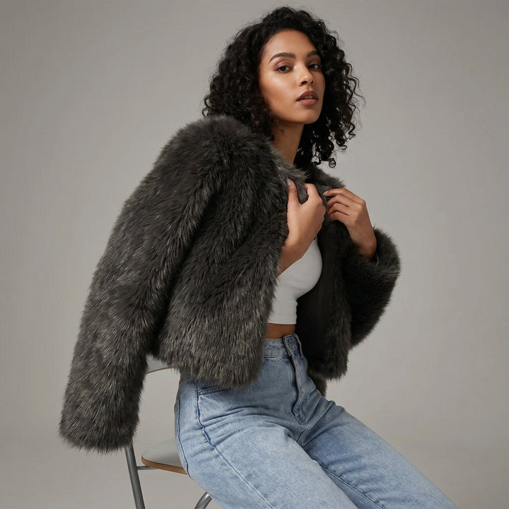 Modische kurze Damenjacke Carla für den Herbst. Cropped-Schnitt betont die Taille, stilvolle Übergangsjacke.