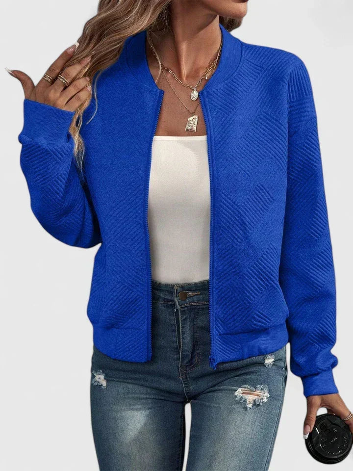 Moderne, kurze Damen Bomberjacke, perfekt für stylische Herbst-Outfits & Layering. Leichte Übergangsjacke.