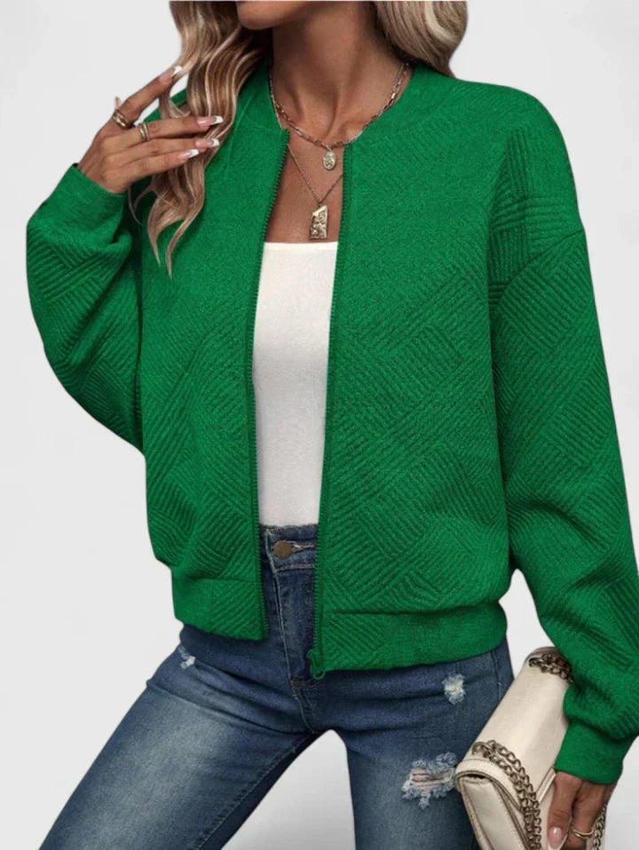 Leichte Damen Bomberjacke, perfekt zum Layering im Herbst. Stylische Übergangsjacke für vielseitige Outfits.
