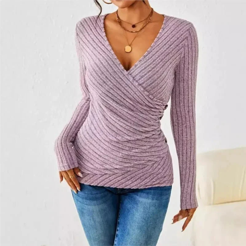 Grünes Damen Langarm Wickel-Top, stilvoll & figurformend. Elegantes Oberteil mit V-Ausschnitt für Business oder Herbst-Freizeit.