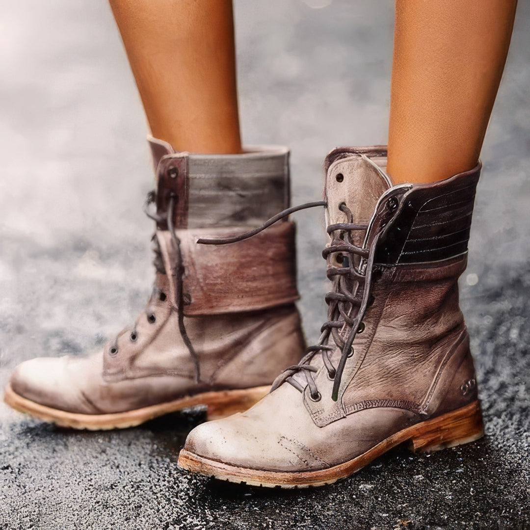 Modische Damen Stiefel im Vintage-Look in Rot oder Braun. Komfortable Damenschuhe für Alltag und kalte Tage.