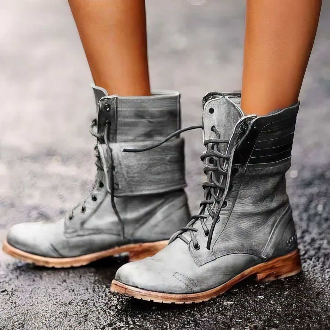 Elegante Damenstiefel im klassischen Vintage-Stil. Perfekter Komfort für Herbst und Winter, in Grau verfügbar.