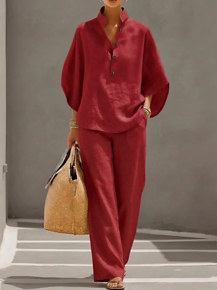 Luftiger Damen Zweiteiler: Bluse mit Mandarinkragen & weite Hosen. Perfekt für stilvolle Sommertage.