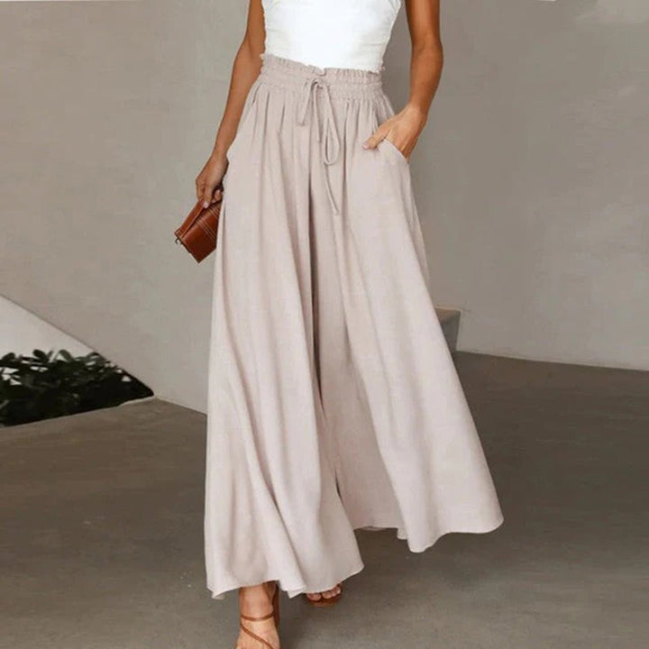 Modische Damenhose mit extra hohem Bund & weitem Bein. Luftige, feminine Mode für Alltag & Freizeit.