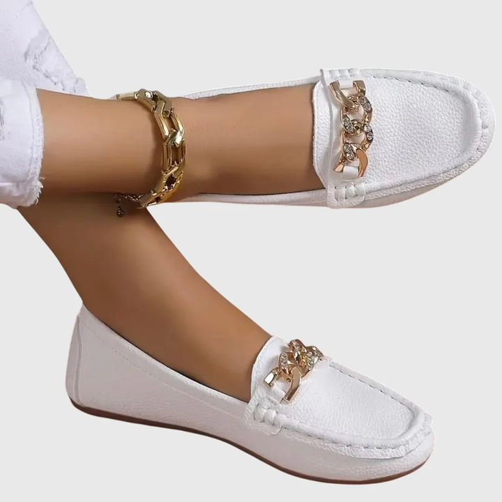 Damen Loafer mit eleganter goldfarbener Kette. Stilvolle Slip-On Schuhe für Büro und Freizeit.