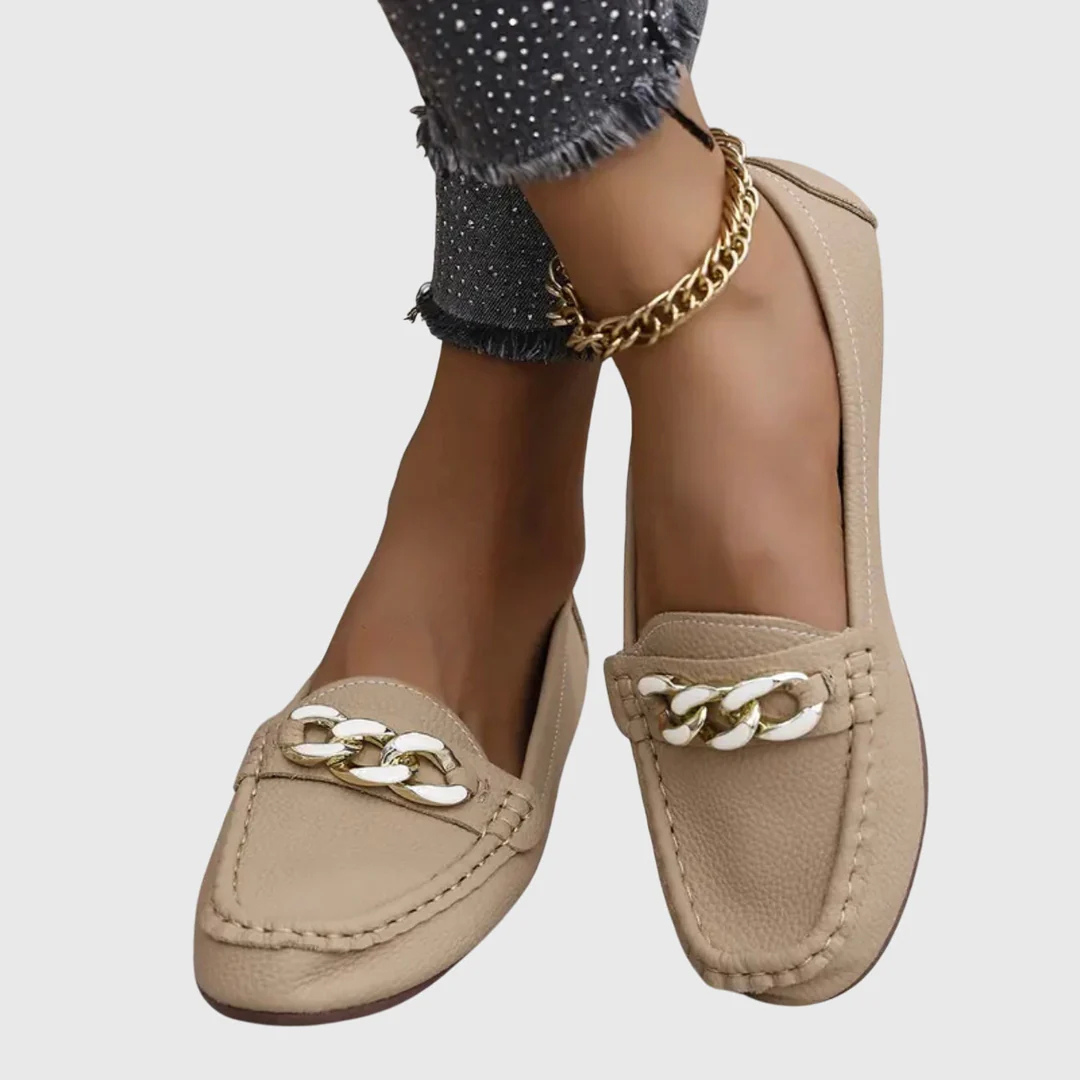 Ansicht der stilvollen Damen Loafer mit eleganter Metallkette. Bequeme, flache Slip-On Schuhe für Modebewusste.