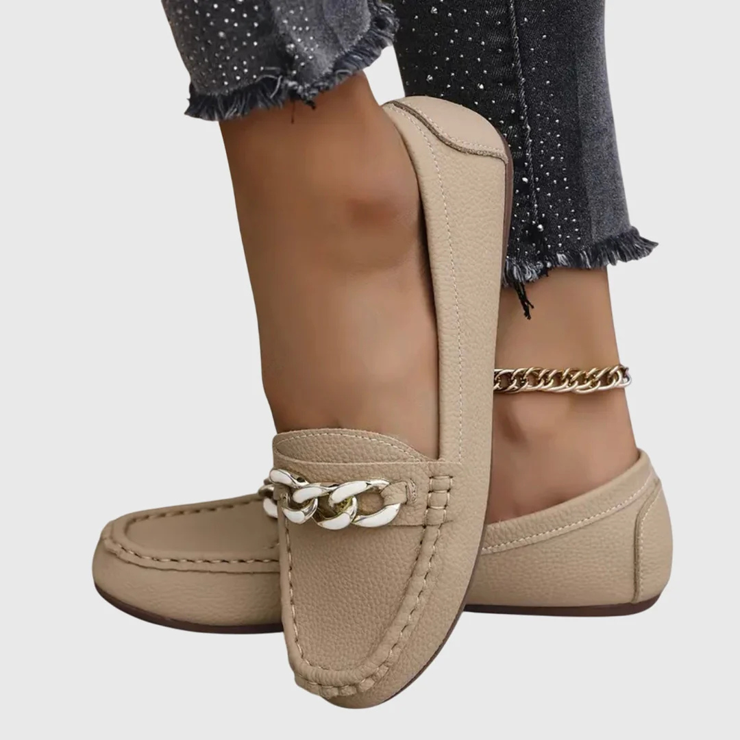 Hochwertige Damen Loafer in klassischem Design mit auffälligem Ketten-Element. Elegante Sommerschuhe.