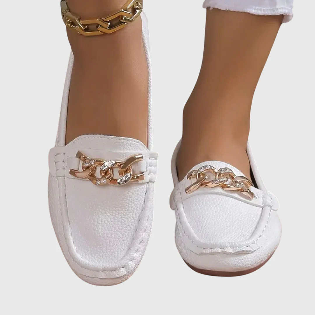 Bequeme Damen Slip-On Loafer mit Ketten-Akzent. Klassische flache Schuhe für stilvollen Komfort.