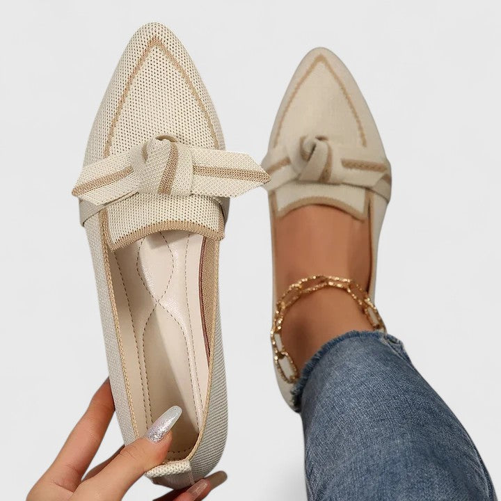 Paar Damen Loafer, Spitzform. Elegante und bequeme Damenschuhe für den Sommer. Vielseitige Flats und Slipper.