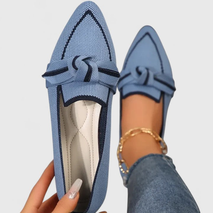 Damen Loafer in Spitzform. Elegante, bequeme Sommerschuhe mit Knotendetail. Vielseitige Flats für Freizeit und Büro.
