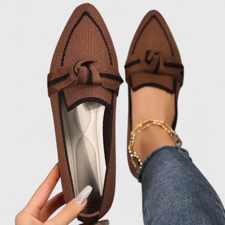 Nahaufnahme: Elegante Damen Loafer mit Spitzform und raffiniertem Knotendetail. Bequeme Damenschuhe für den Sommer.