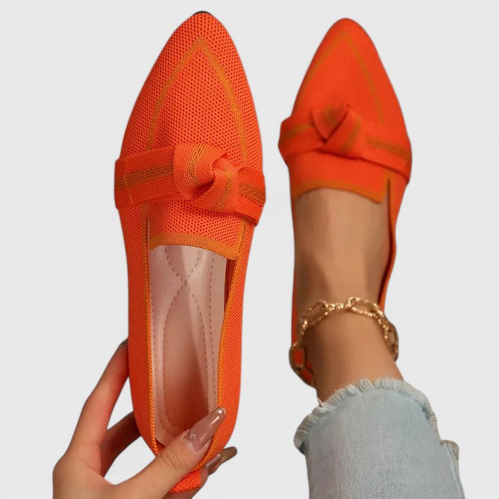 Damen Loafer mit eleganter Spitzform und Knotendetail. Bequeme und stilvolle Sommerschuhe. Ideal als Flats.