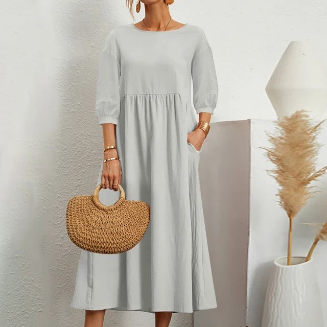 Frau trägt unifarbenes, luftiges Damen Sommer Maxikleid am Strand, elegant & freizeitlich.