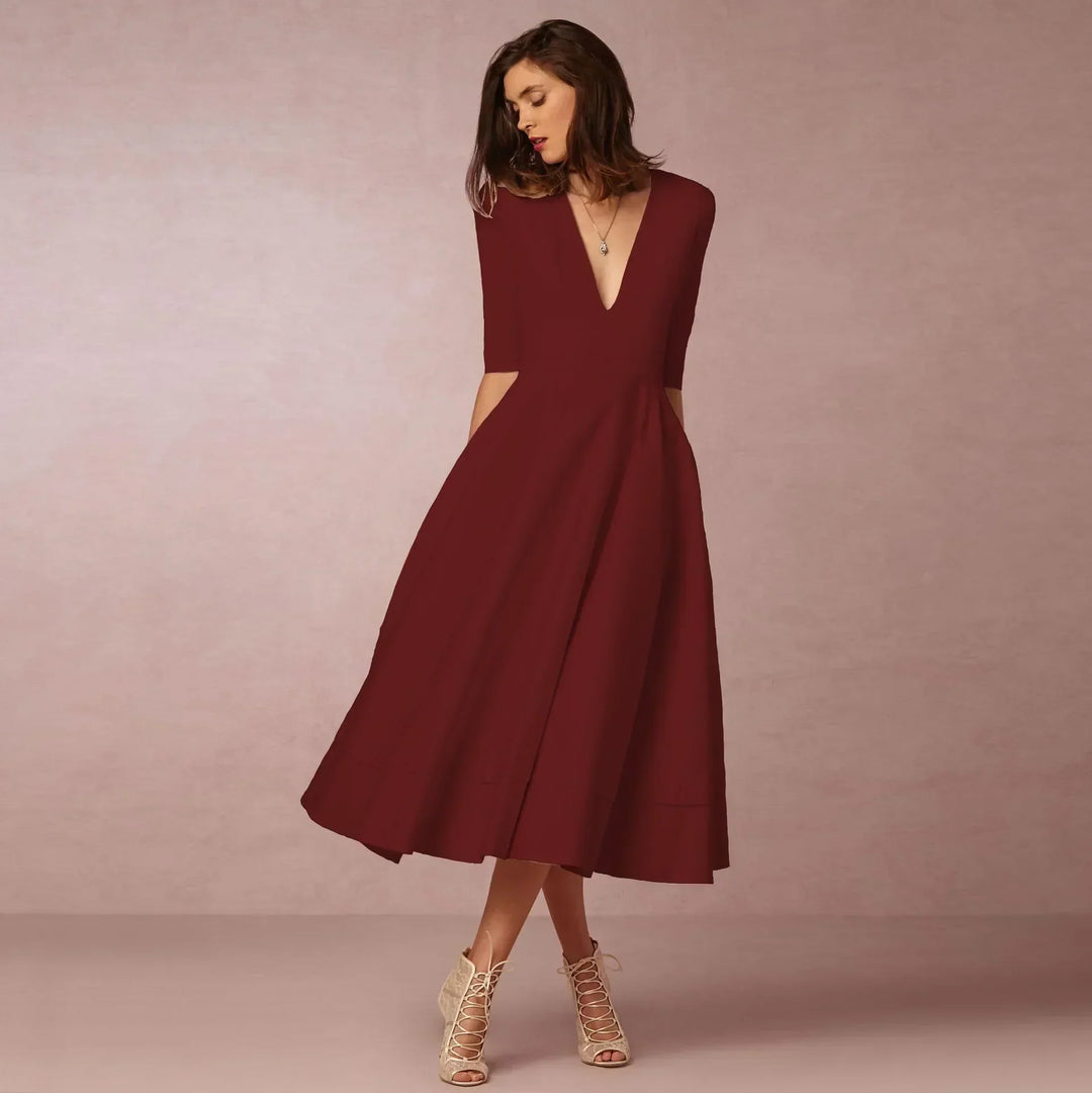 Luftiges Damen Midikleid aus leichtem Material. Bequemes Freizeitkleid und elegantes Sommerkleid für jede Frau.