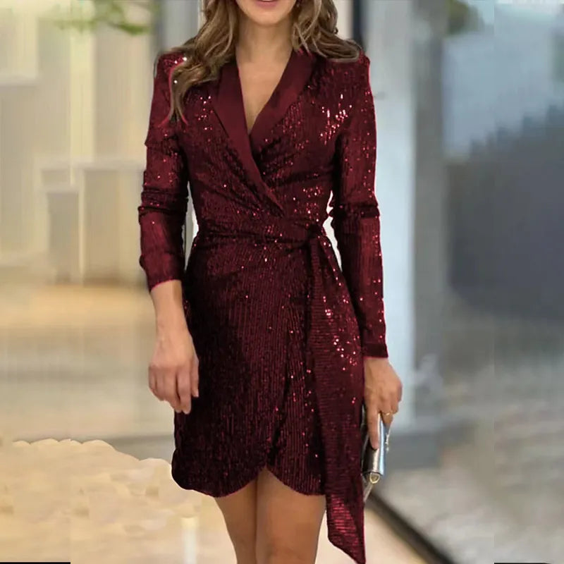 Festliches Damen Pailletten Blazerkleid. Ein elegantes und schimmerndes Outfit für Hochzeitsgäste.