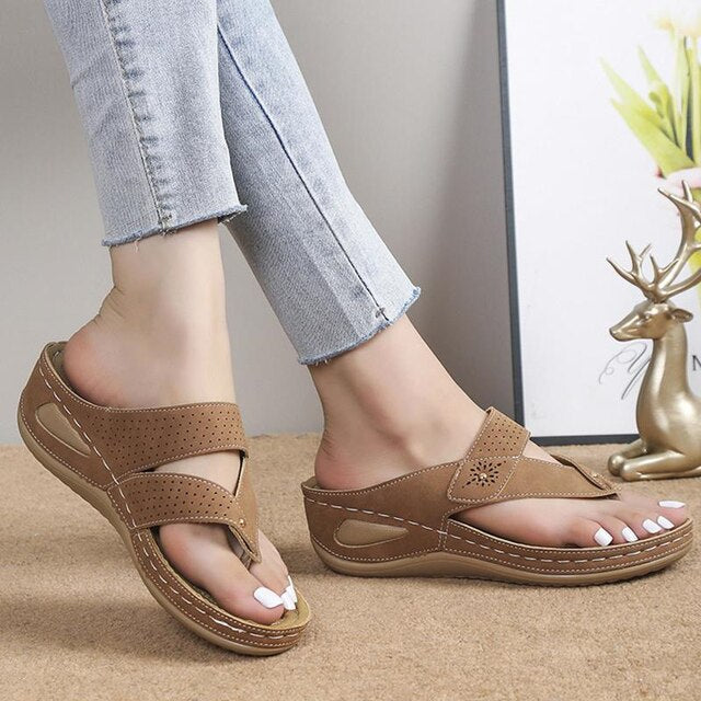 Leichte Damen Sandalen mit Klettverschluss und atmungsaktivem Design. Perfekte orthopädische Komfortschuhe für Freizeit.