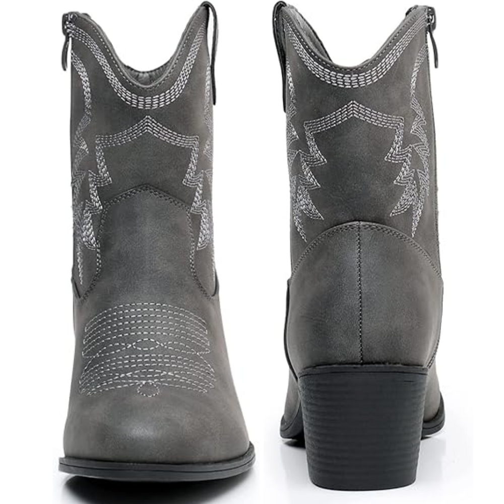 Modische Damenstiefel im Western-Stil, ideal als bequeme Herbstschuhe und Winterschuhe für Frauen.
