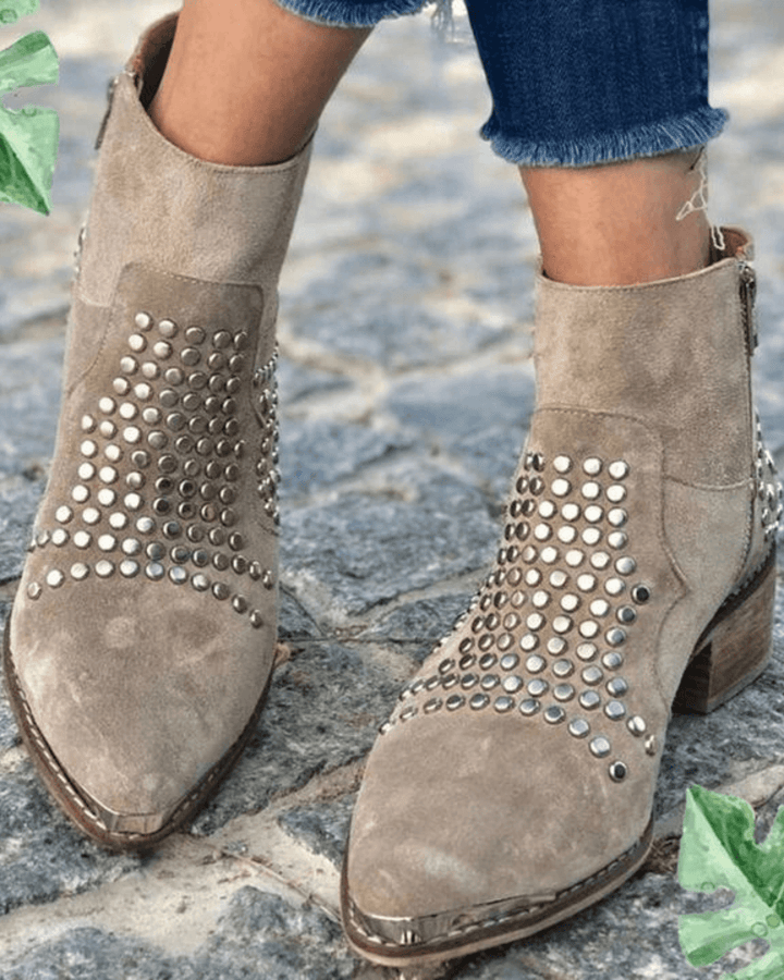 Alina Damen Stiefeletten mit Nieten, spitzer Kappe & bequemem Blockabsatz für einen kühnen, modischen Look.
