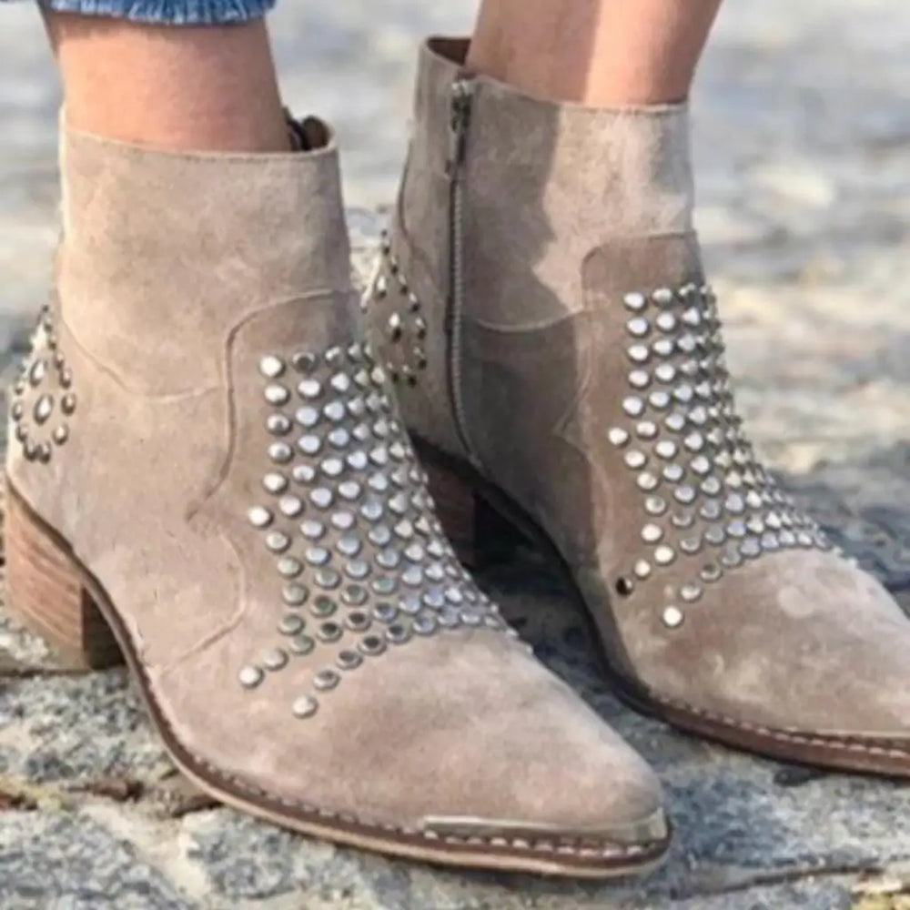 Elegante schwarze Alina Damen Stiefeletten mit Nieten und spitzer Kappe, kombinierbar für modische Outfits.