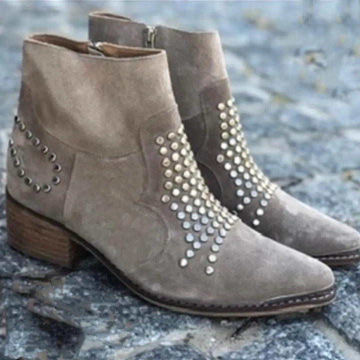 Bequeme Alina Damen Stiefeletten mit Nieten & Blockabsatz; vielseitige Trend Schuhe für stilvollen Komfort.