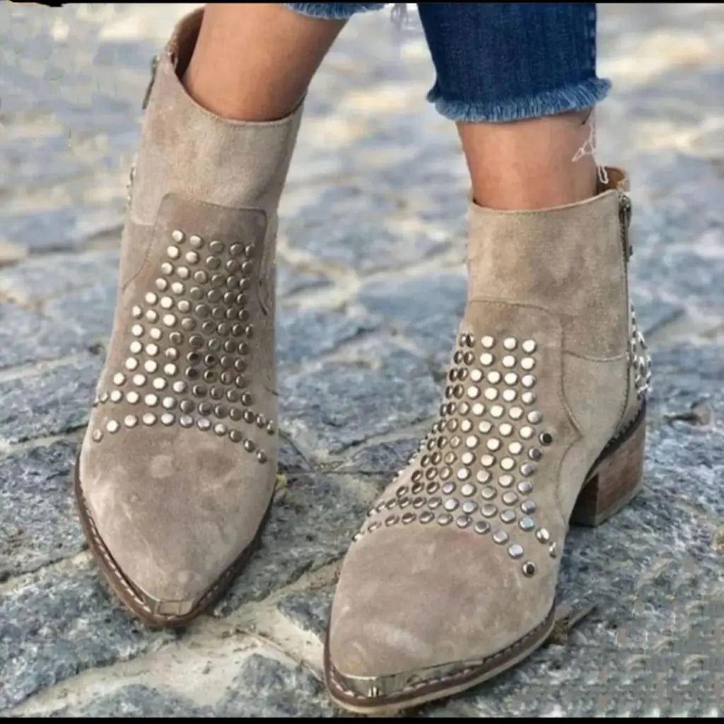 Nahaufnahme der Alina Damen Stiefeletten: Detailansicht der glänzenden Nieten und des robusten Blockabsatzes.