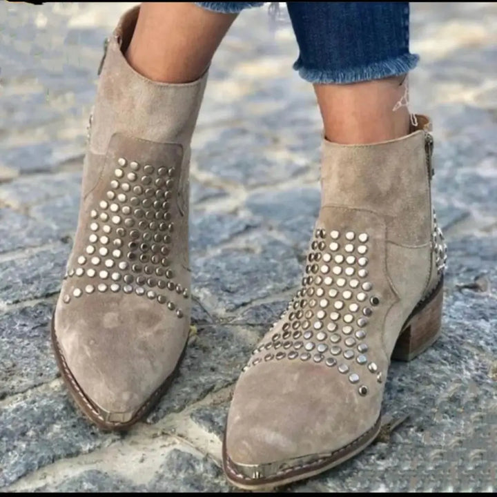 Nahaufnahme der Alina Damen Stiefeletten: Detailansicht der glänzenden Nieten und des robusten Blockabsatzes.