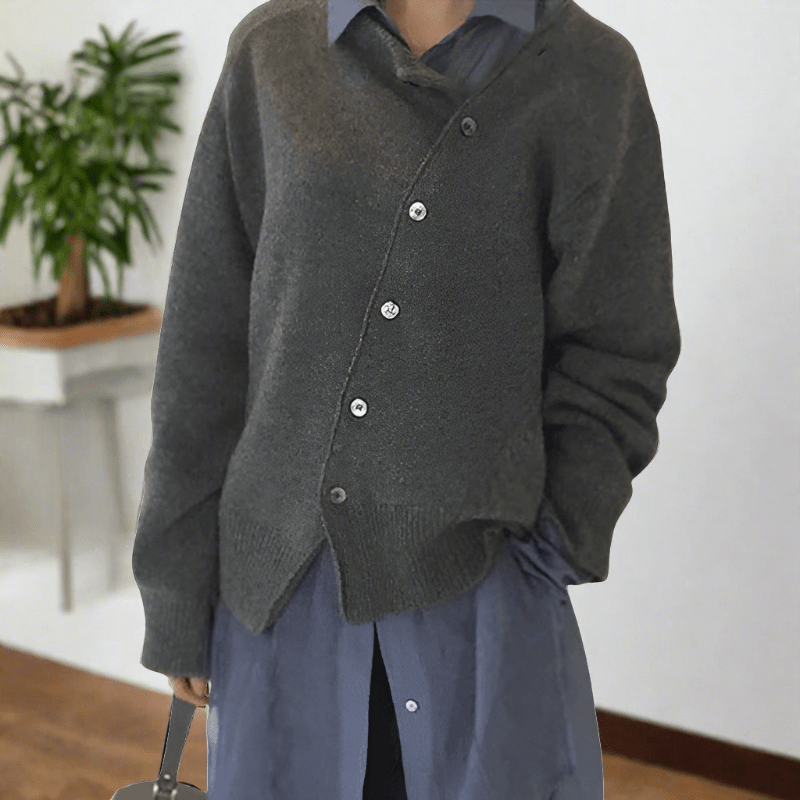 Detailaufnahme der Knopfleiste einer kuscheligen Damen Strickjacke, stilvoller Cardigan für Herbstmode.