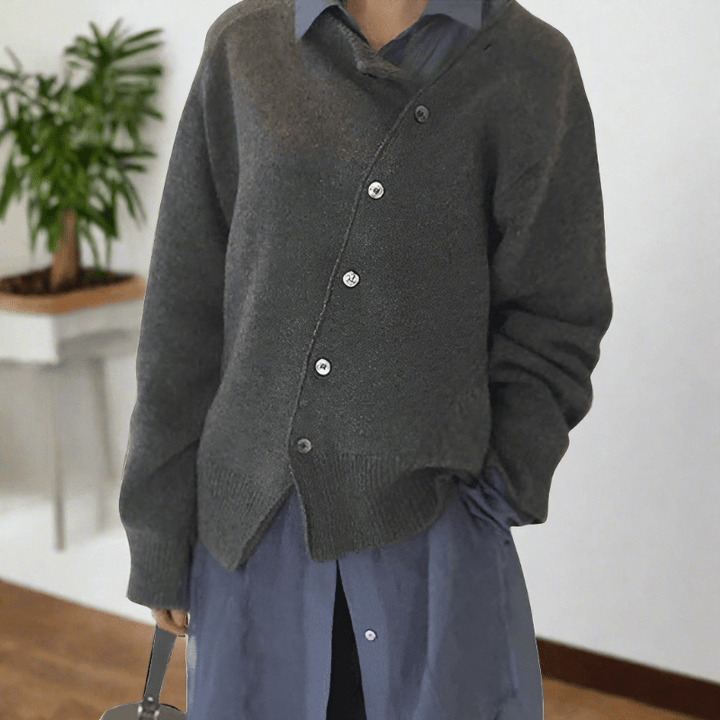 Detailaufnahme der Knopfleiste einer kuscheligen Damen Strickjacke, stilvoller Cardigan für Herbstmode.