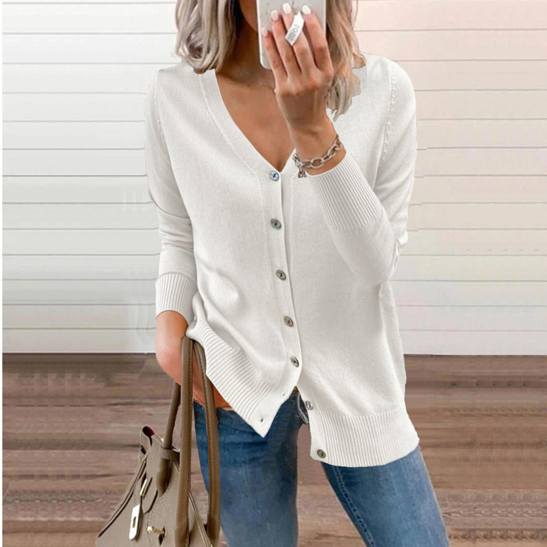 Damen Strickjacke mit V-Ausschnitt und Langarm, lässig getragen für einen Komfort-Look.
