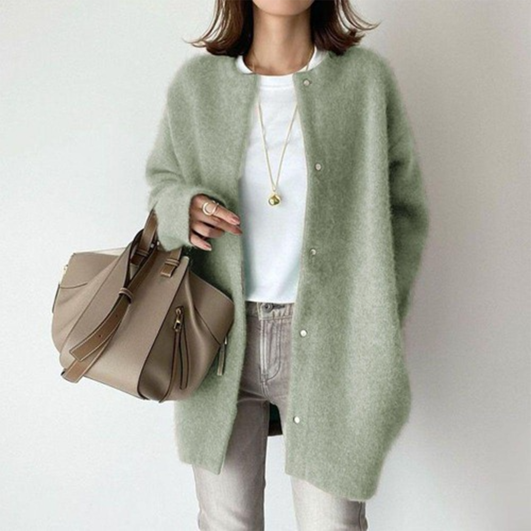 Kragenbereich der Damen Strickjacke mit Knöpfen, vielseitig für Herbst/Winter im Lagenlook.