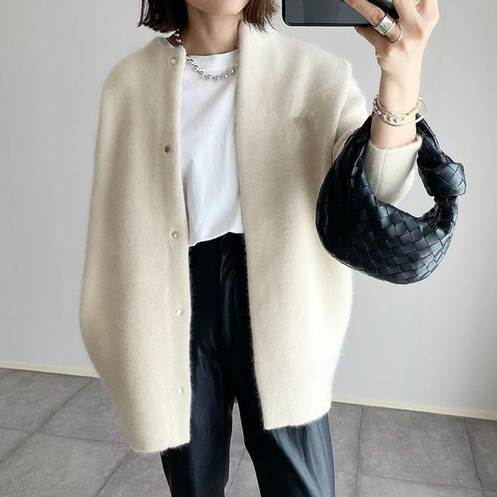 Graue Strickjacke für Damen mit Knöpfen, bequemer Langarm Strick für Wintertage.