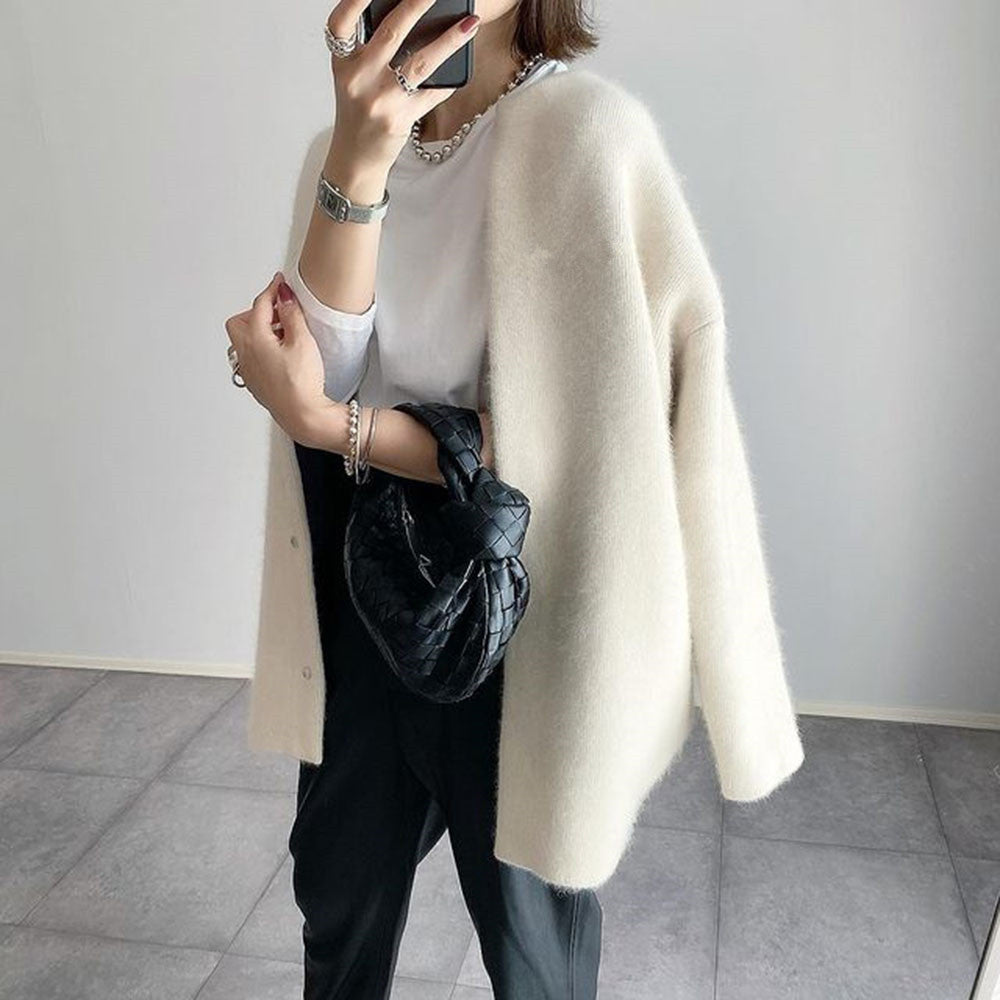 Gefaltete Damen Strickjacke aus Strick mit Knöpfen, bereit für den Lagenlook im Herbst.