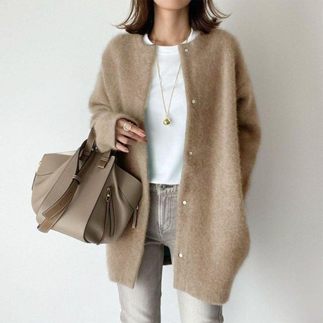 Vielseitige Damen Knopfjacke im Strick-Design, perfekt für Herbst und Winter Looks.