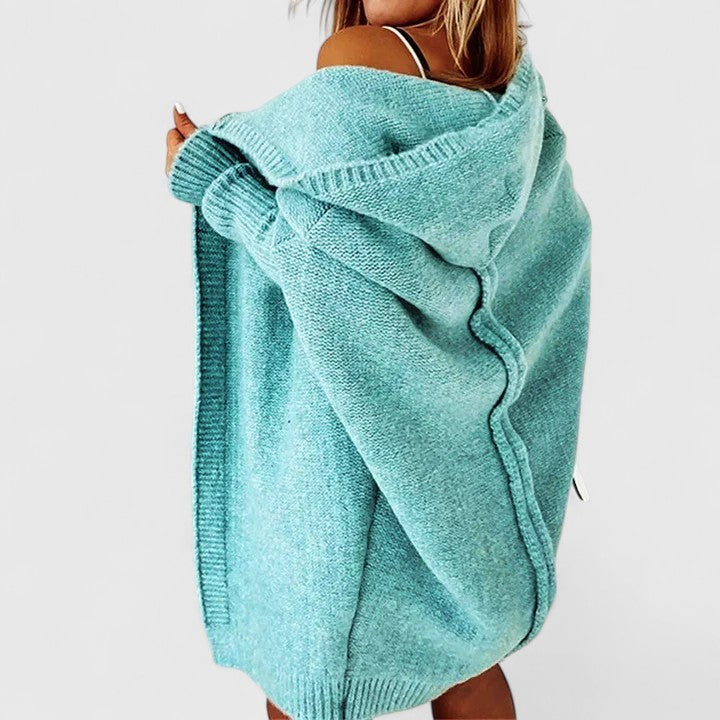 Gemütliche Damen Strickjacke mit Kapuze, knielang & oversized. Warmer Strick-Cardigan für kühle Herbsttage.