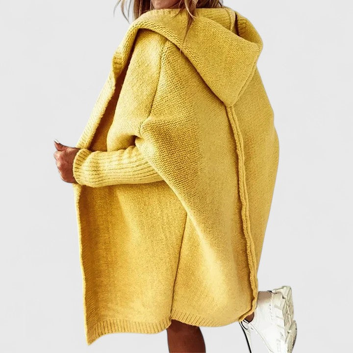 Elegante Damen Strickjacke als Cardigan, knielang mit Kapuze. Oversized Schnitt für moderne Herbst-Outfits.