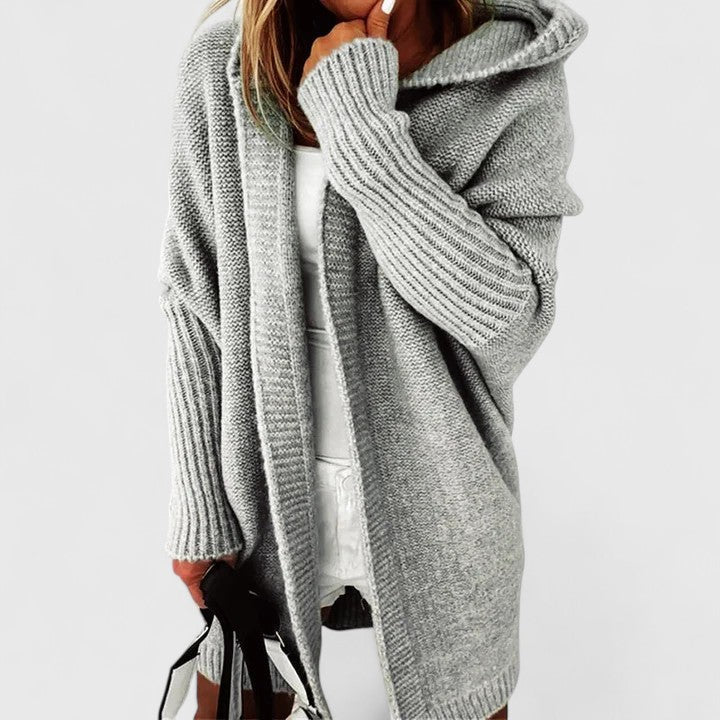 Moderne Damen Strickjacke oversized & knielang mit Kapuze. Stilvoller Strick-Cardigan für maximalen Komfort.