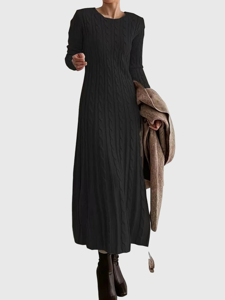 Komfortables Damen Maxikleid Strickkleid in Zopfmuster-Optik, langärmlig für elegante Herbstlooks.
