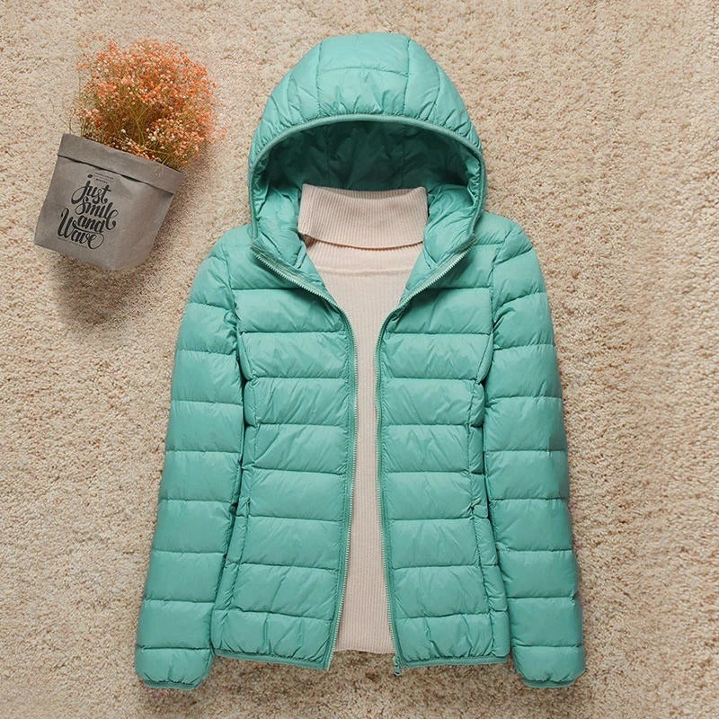 Trendige Damenmode: Ultraleichte Herbstjacke, stilvoll und funktional für Outdoor & Freizeit.