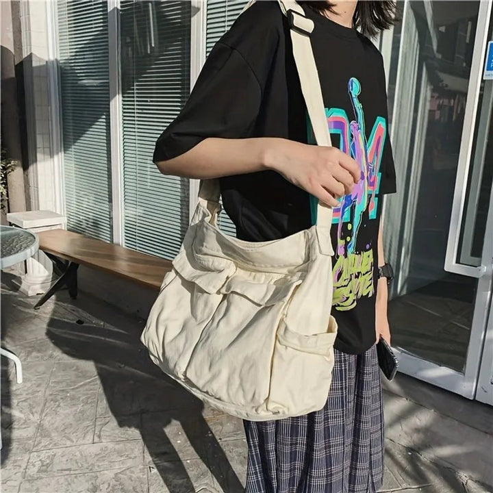 Detailansicht der Vintage Canvas Damen Umhängetasche. Hochwertiger Stoff, robuste Nähte & praktischer Reißverschluss.