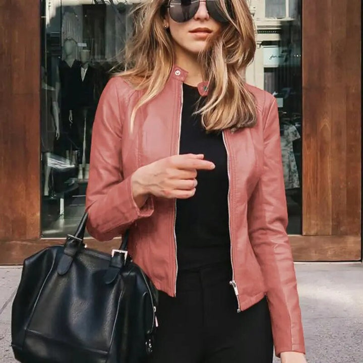 Kurze warme Damenjacke, stilvoll & modisch, perfekt für einen eleganten Herbst-Look.