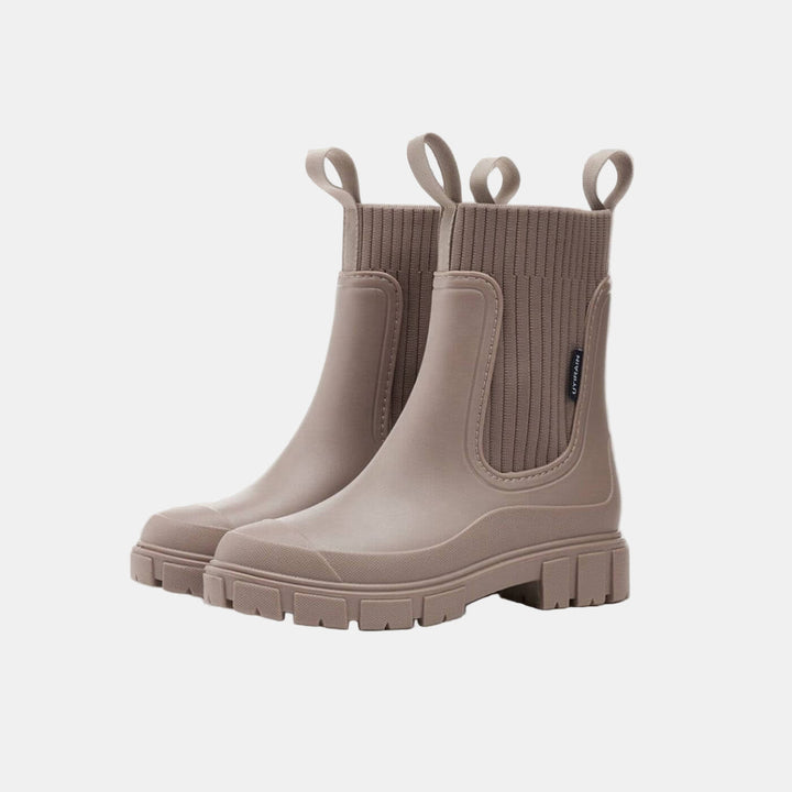 Detailaufnahme: Wasserdichte Damenstiefel mit eleganter Schnalle, ideal für nasskaltes Wetter.