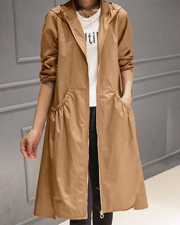Moderner, allwettertauglicher Damen-Trenchcoat, wasserfest und elegant, ein stilvoller Regenmantel für den Herbst.