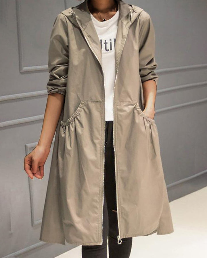 Eleganter, langer, wasserfester Damen-Trenchcoat in klassischem Schnitt, idealer Regenmantel für Herbst und Übergang.