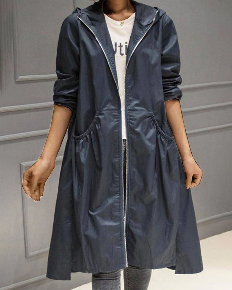 Vorderansicht: Klassischer, langer, wasserfester Damen-Trenchcoat, offen getragen, ideal als eleganter Herbst-Regenmantel.