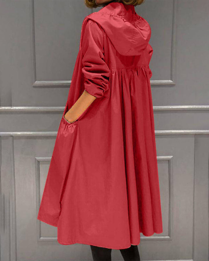 Dame modelliert eleganten, langen, wasserfesten Trenchcoat für Damen, idealer Herbstmantel und klassischer Regenmantel.