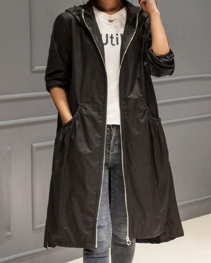 Rückenansicht des stilvollen, wasserfesten Damen-Trenchcoats mit Details, ein eleganter Herbst-Übergangsmantel.