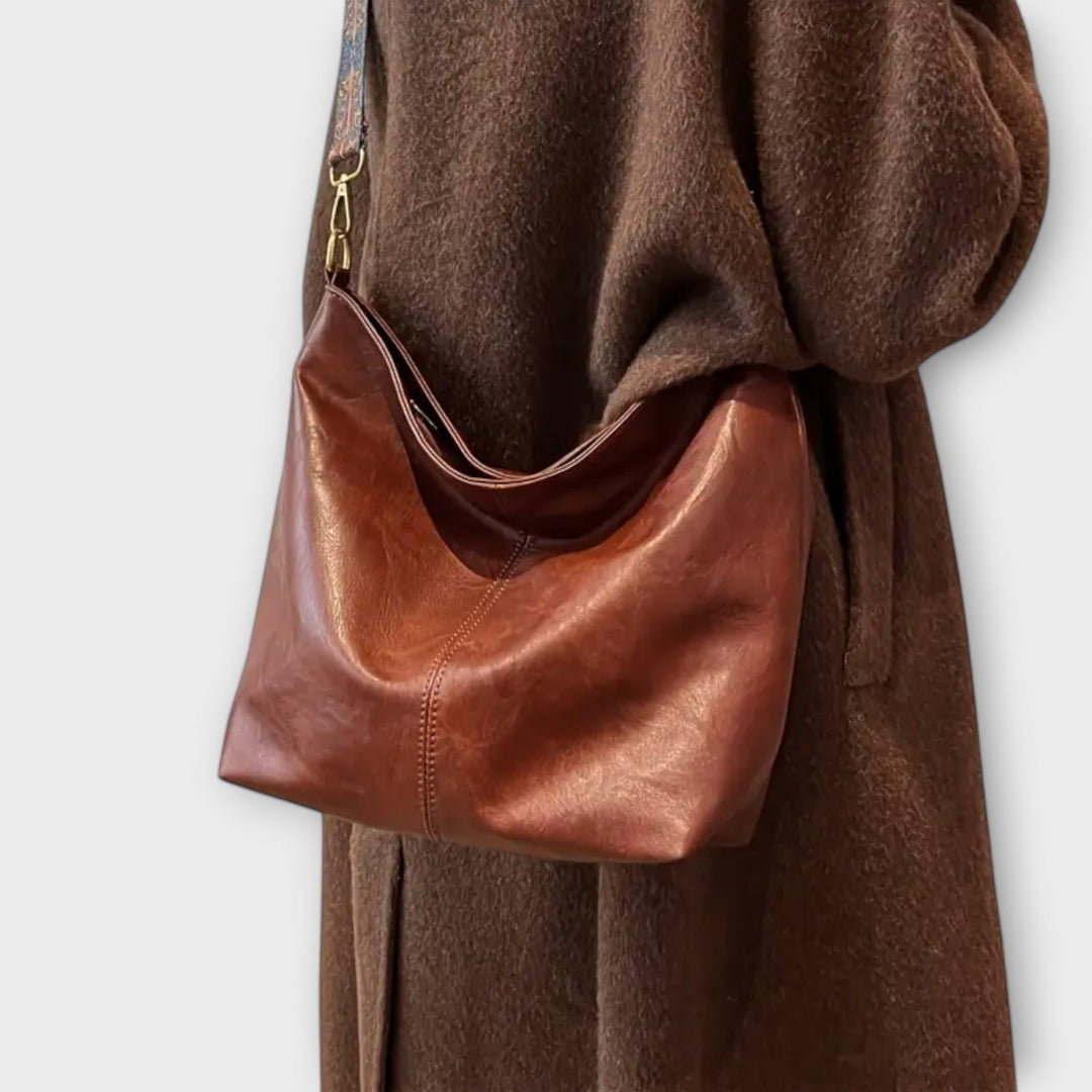 Detailansicht der weichen Vintage Schultertasche in Grün, mit eleganter Textur und Design.
