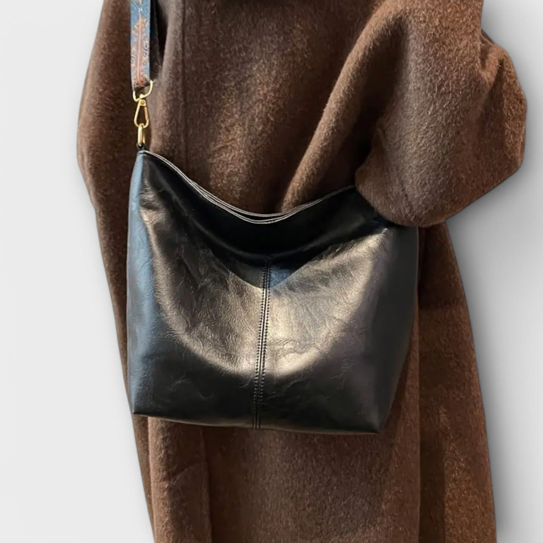 Damen Umhängetasche in Beige, stilvoll kombiniert im Vintage-Look für den modernen Alltag.