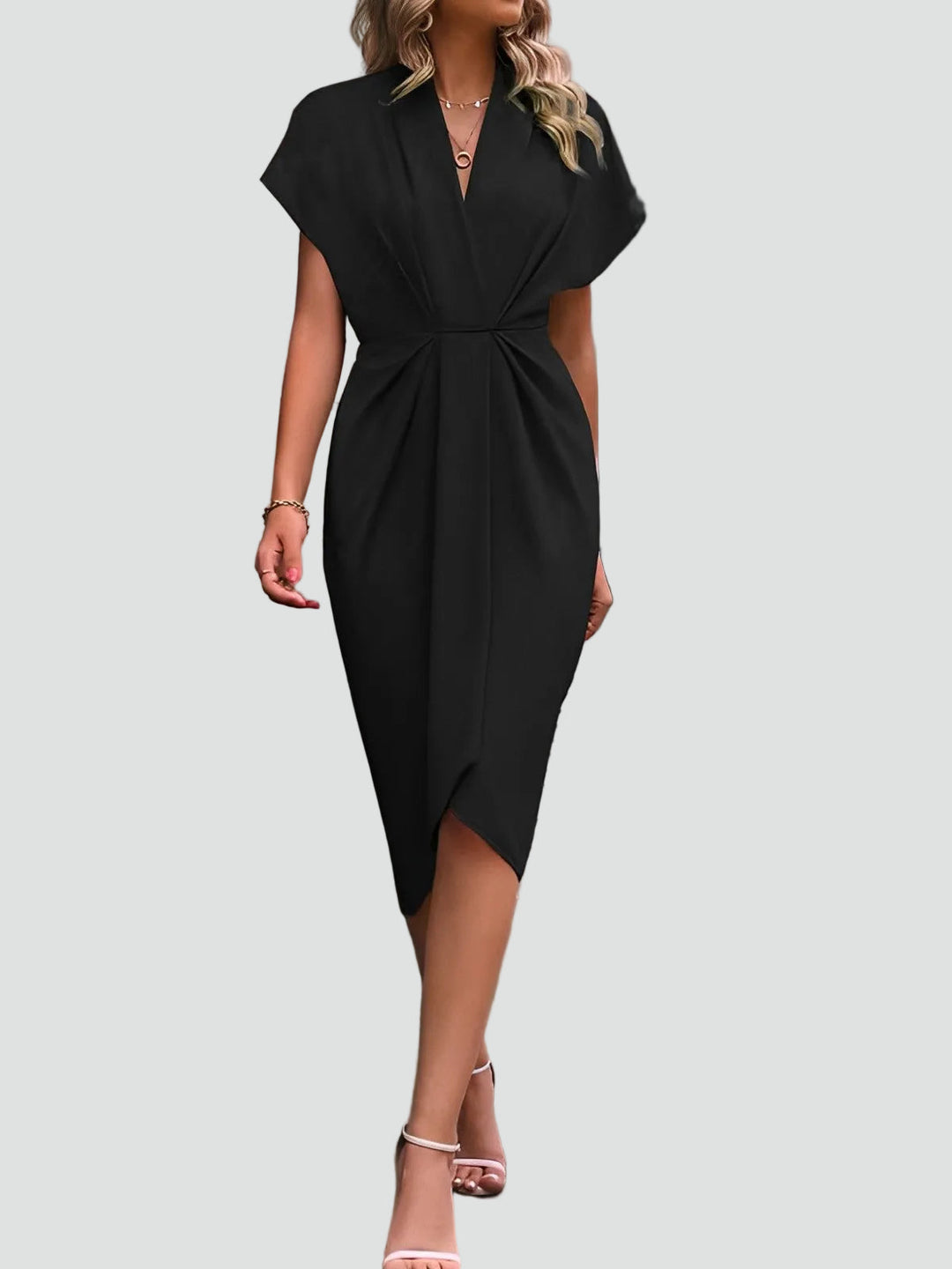 Damen Wickel-Midikleid mit fließendem Stoff, elegant und schmeichelhaft, ideal für Hochzeiten oder Feiern.